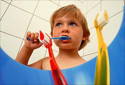 agefoto_rm_photo_of_toothbrush_holder_and_boy